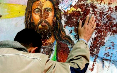 Cristo padece y vence en los suyos